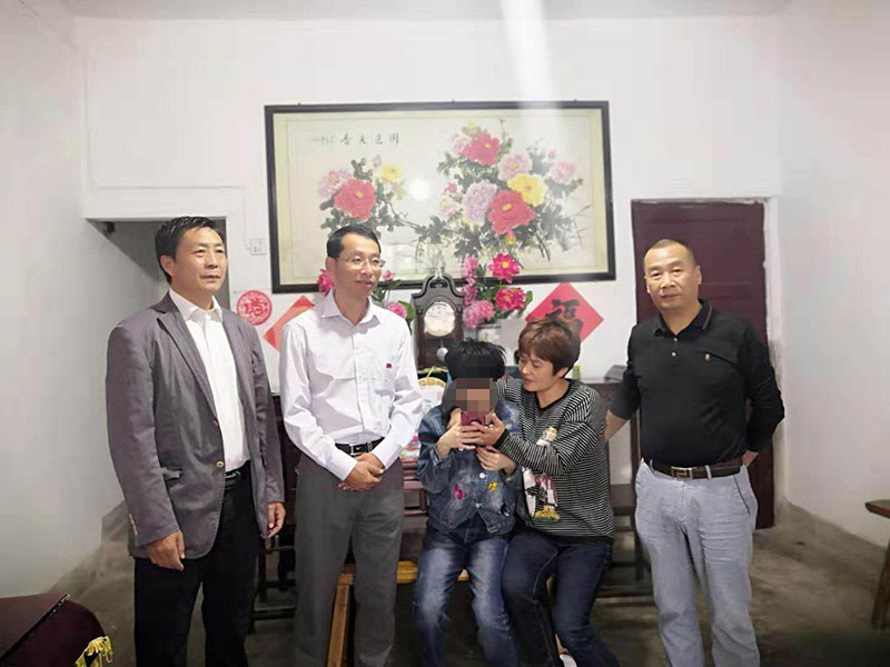 主題教育正當(dāng)時 志愿服務(wù)暖民心——區(qū)城建投公司黨支部開展志愿服務(wù)、點亮“微心愿”黨日活動