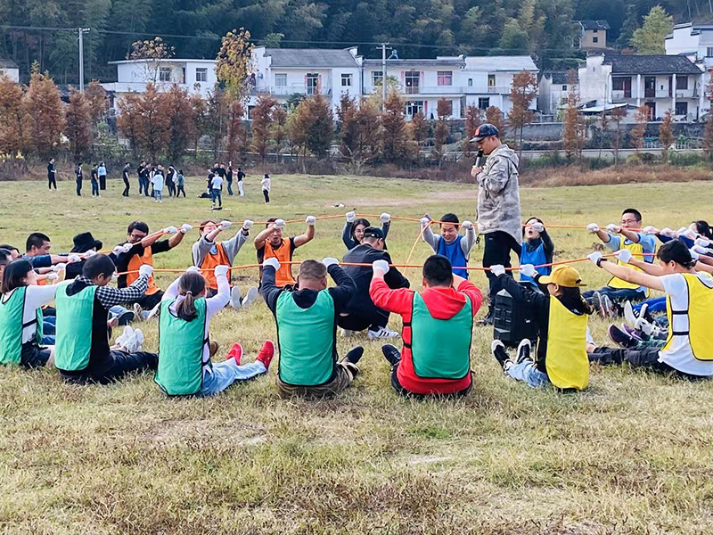 不忘初心、繼續(xù)前行、同心同行、勇攀高峰——屯溪城建投公司開展“不忘初心、牢記使命”主題教育素質拓展訓練