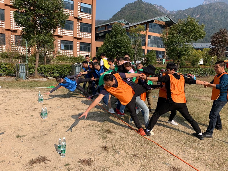 不忘初心、繼續(xù)前行、同心同行、勇攀高峰——屯溪城建投公司開展“不忘初心、牢記使命”主題教育素質拓展訓練