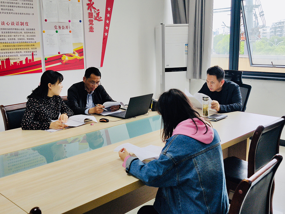 推進(jìn)主體信用評(píng)級(jí)，構(gòu)建集團(tuán)融資平臺(tái)