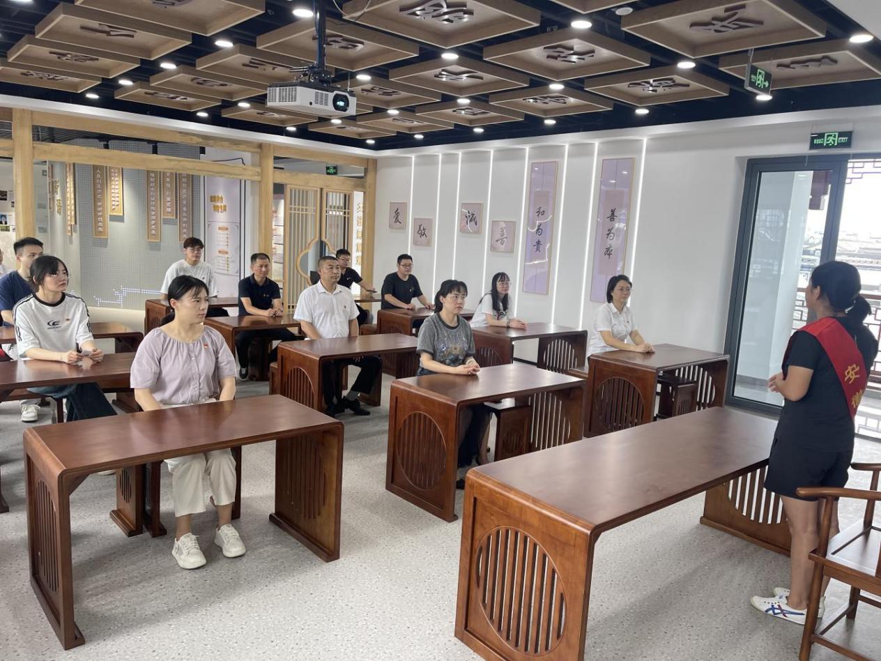 見賢思齊學(xué)楷模，崇德向善做好人——區(qū)國(guó)投集團(tuán)黨委開展8月份主題黨日活動(dòng)