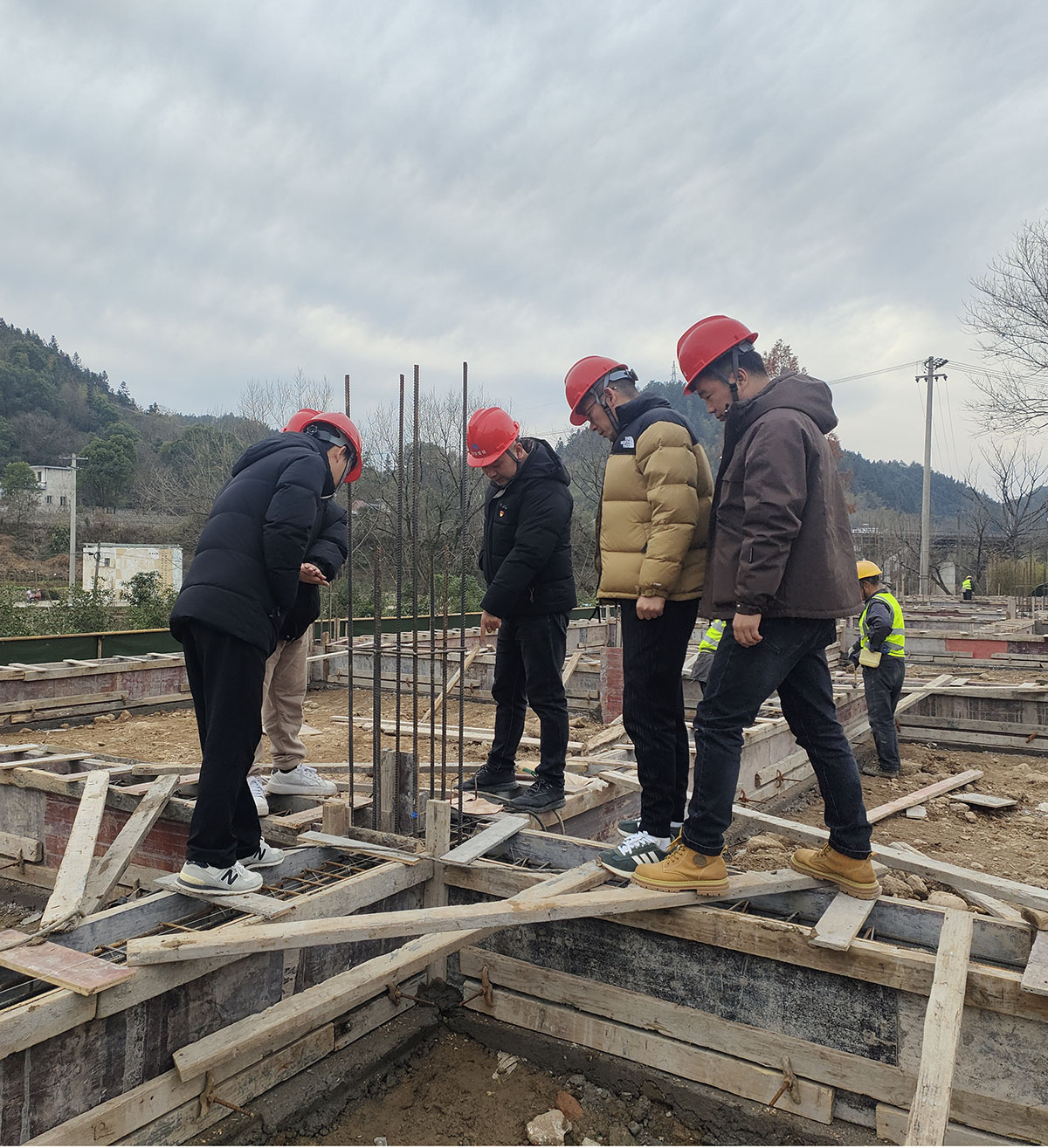 黨建引領(lǐng)進工地，支部聯(lián)動促發(fā)展