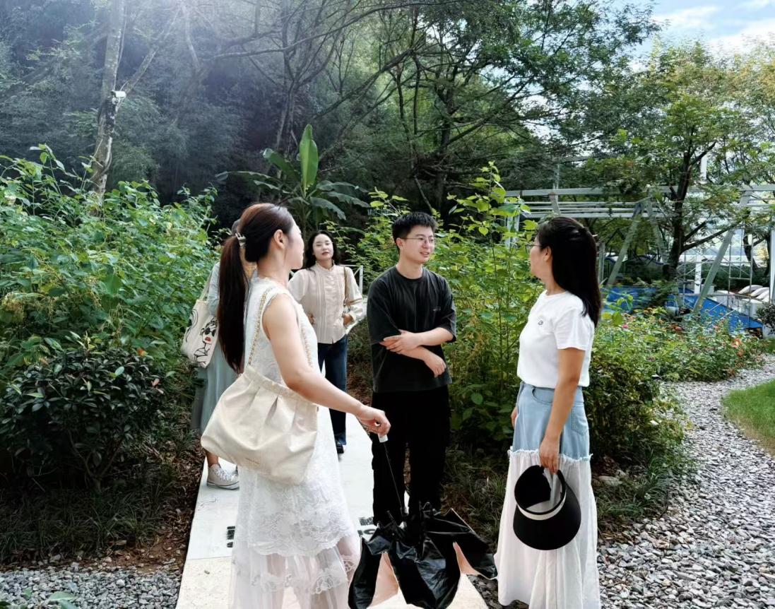 實(shí)地研學(xué)促提升 謀劃發(fā)展啟新程—昱城文旅公司黨支部開(kāi)展“循‘雙村’賦能跡，謀文旅發(fā)展篇”主題黨日活動(dòng)