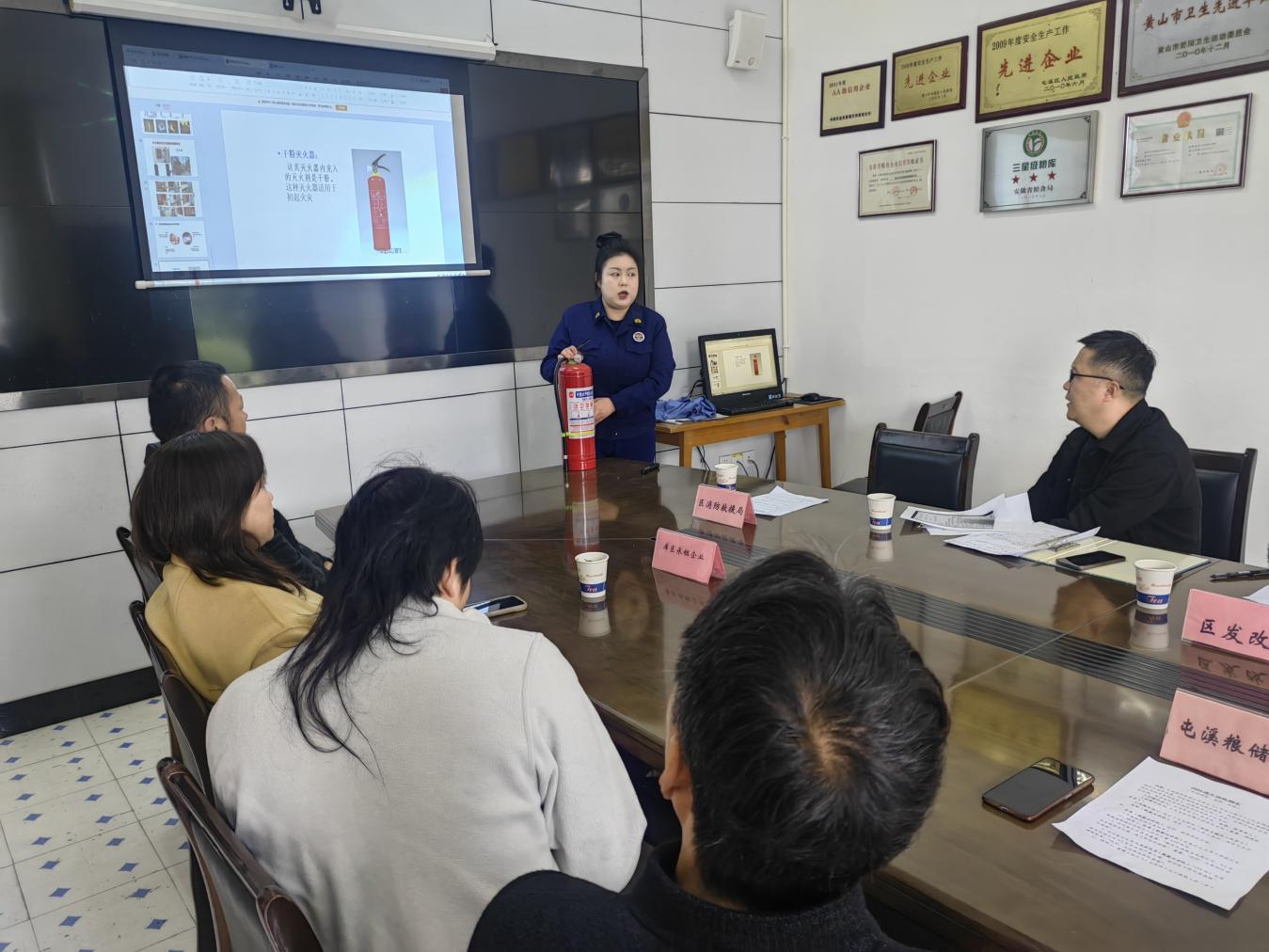 屯溪區(qū)糧儲公司：積極參加消防逃生專項演練，共筑春季火災防線